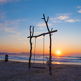 インスタ映えスポットの夕日ヶ浦海岸ぶらんこゆらり